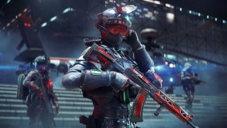 Un soldat portant un équipement rouge futuriste tient un fusil, debout devant un hélicoptère.
